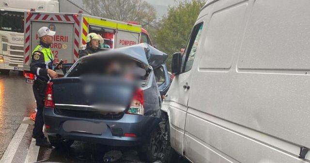 Accident grav pe Valea Oltului. Circulația mașinilor este blocată