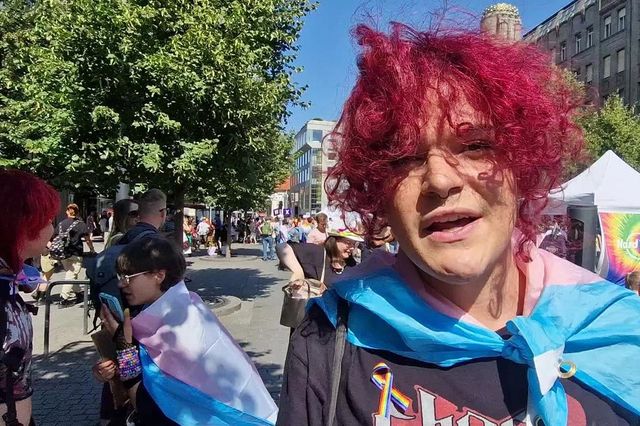 Prahou prochází duhový průvod, Prague Pride vyvrcholí na Štvanici