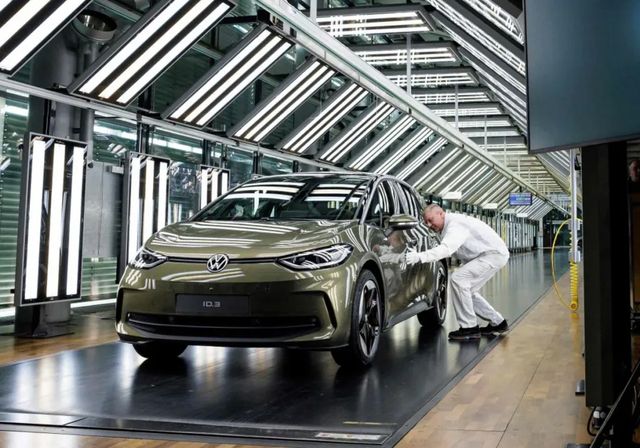 La industria europea paraliza sus fábricas ante la baja demanda