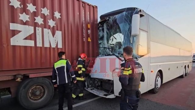 Planul Roșu, activat la Constanța: Accident grav între un TIR și un autocar cu 57 de călători, din care 42 copii
