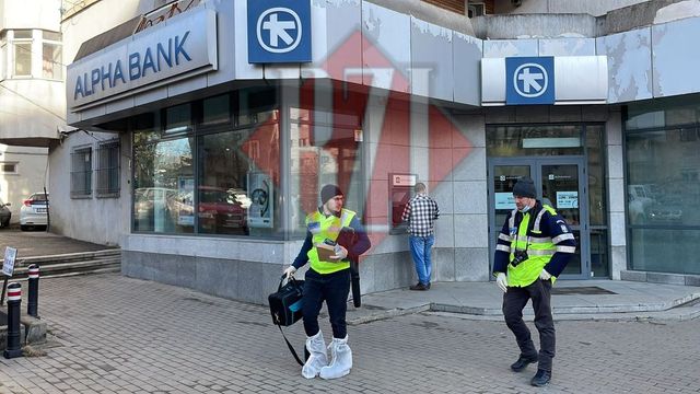 O femeie din Iași a încercat să jefuiască o bancă cu o foarfecă