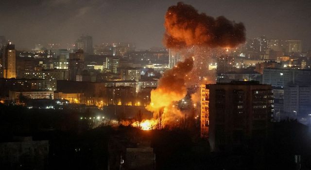 Palazzi in fiamme dopo l'attacco russo su Kiev