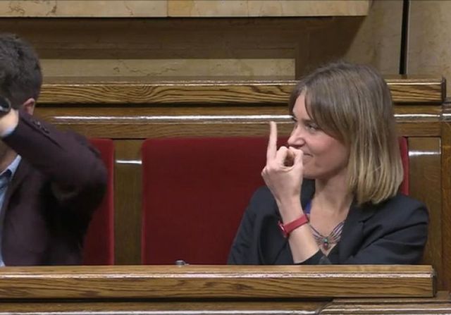 La diputada Albiach le hace una peineta a Ignacio Garriga en el Parlament de Cataluña