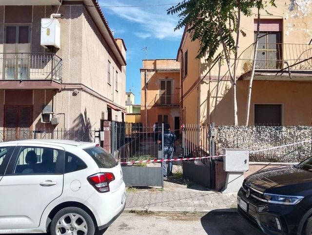 Giallo a Latina: donna trovata morta in casa in pozza sangue