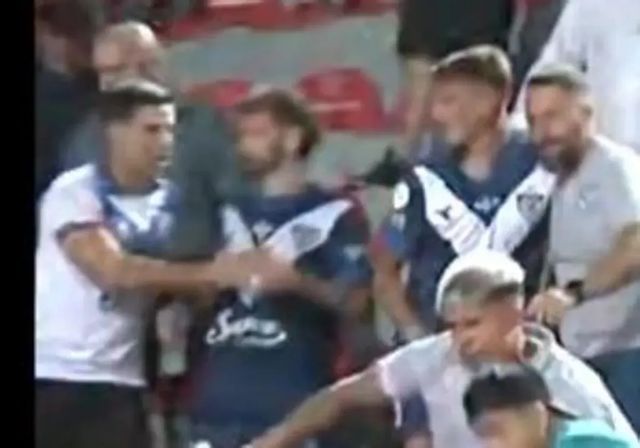 Varios jugadores de Vélez saltan a la grada para pegarse con sus aficionados