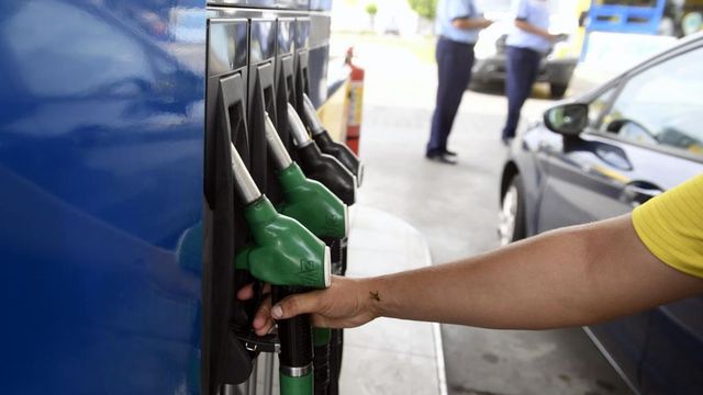 Senatul a adoptat proiectul privind reducerea accizei la carburanți