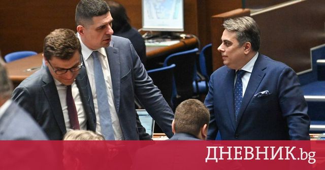 Правителството обсъжда дали да подаде оставка