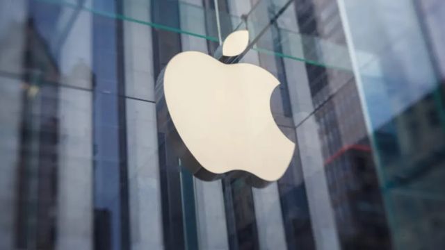 Se încheie o eră la Apple: Tim Cook predă un imperiu de 4.000 de miliarde de dolari. Noul șef intră direct în marele pariu pliabil