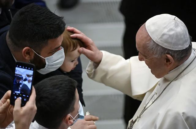 Papa Francisc îi consideră egoiști pe cei care își iau animale de companie în loc să facă un copil