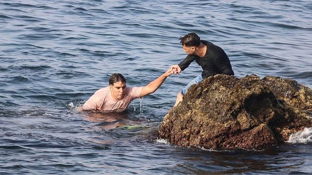 Ceuta reclama la «emergencia nacional» tras el intento de entrada a nado de casi 800 migrantes en un solo día