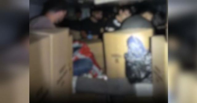 15 migranți găsiți ascunși într-un camion la Calafat. Erau ascunși printre baxuri cu apă și șervețele