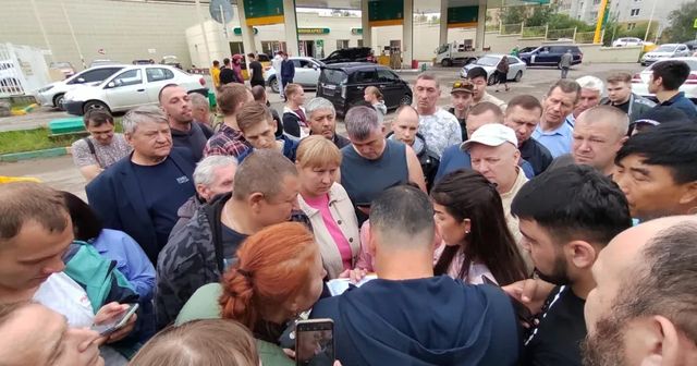 Rusko zakazuje export nafty, začne dovážet paliva, uvedl vicepremiér