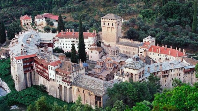 Un călugăr român dintr-o mănăstire de pe Muntele Athos este acuzat că a bătut un călugăr belarus