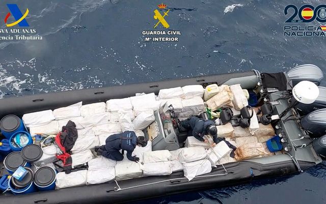 Român arestat, după ce autoritățile spaniole au capturat peste 4 tone de cocaină de pe o barcă a traficanților, la sud de Canare