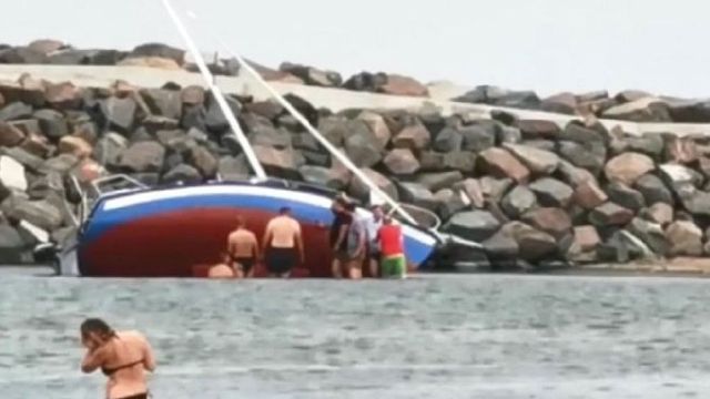 Un velier cu trei persoane s-a răsturnat pe lacul Siutghiol