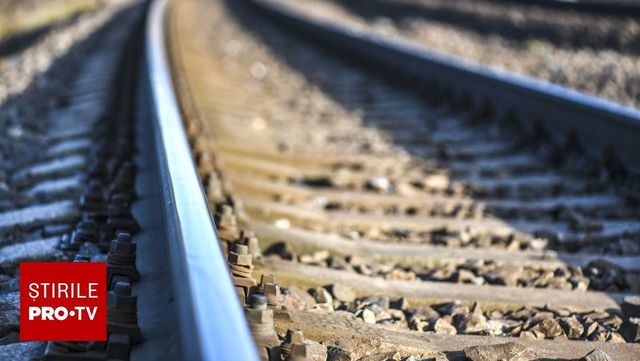 Trenul Budapesta – București Nord s-a oprit în câmp lângă Caracal, după ce locomotiva s-a stricat
