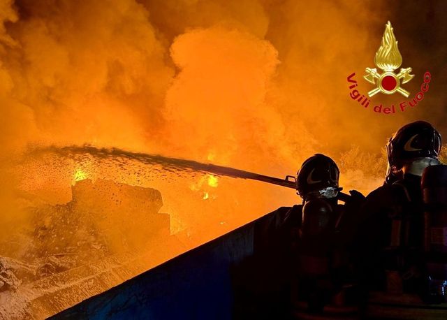 Milano, incendio in un'azienda di smaltimento rifiuti a Bollate