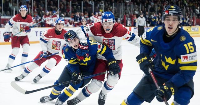 Čeští hokejisté na MS juniorů podlehli Švédům 2:4, ve skupině skončili druzí