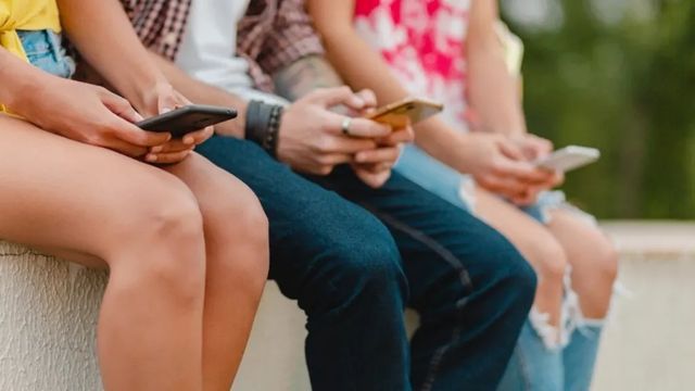 Francia se convierte en el primer país europeo en prohibir las redes sociales a los menores de 15 años