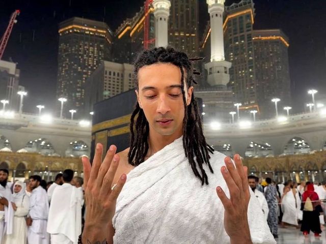 Ghali alla Mecca per il Ramadan, il rapper pellegrino nella foto sui social