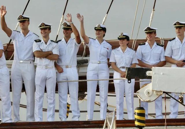 La Princesa de Asturias ya está en Gijón con el Juan Sebastián de Elcano