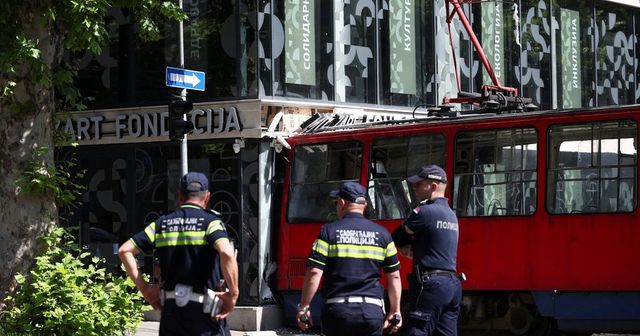 Kisiklott és egy irodába csapódott egy villamos Belgrádban