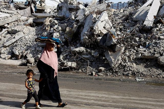 Agentury: Izrael útočí v Pásmu Gazy navzdory Trumpově výzvě ukončit údery