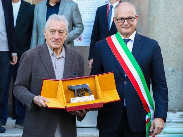 Il sindaco di Roma Gualtieri consegna la Lupa Capitolina a De Niro