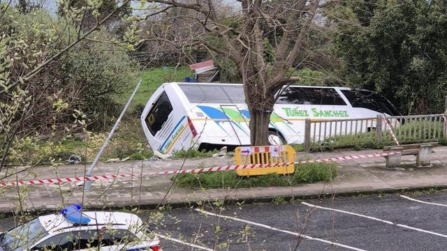 Cae un autobús por un terraplén en Vizcaya mientras estaba parado