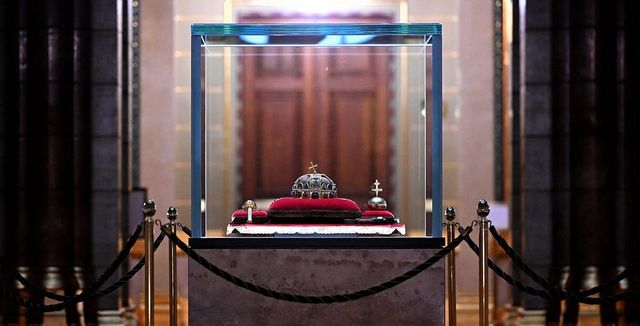 Elbukott a javaslat, nem viszik a Szent Koronát a parlamenti ülésterembe a képviselők esküjéhez
