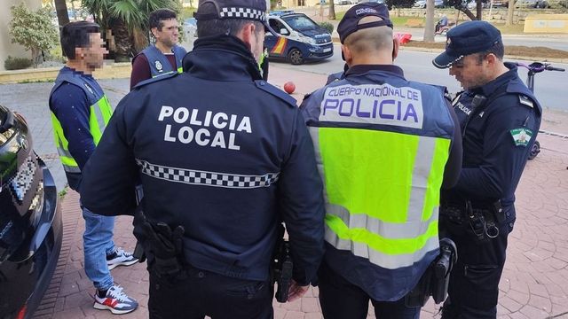 Conviven durante semanas con un cadáver en un hueco del cuarto de contadores en Benalmádena
