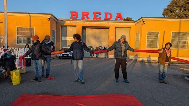 Brescia, manifestanti costrette a spogliarsi e a fare piegamenti in questura: il caso alla Camera