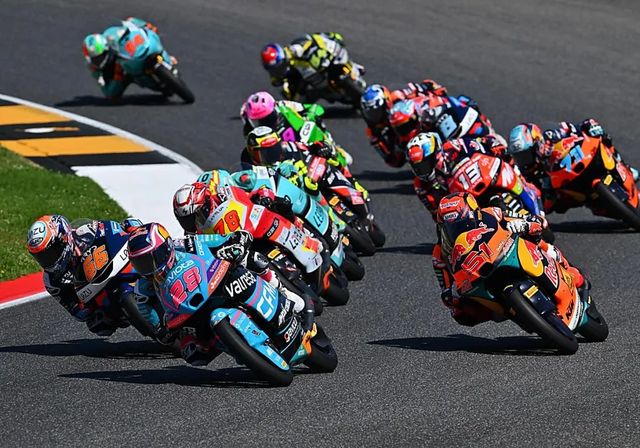 Máximo Quiles suma la manita en un accidentado final de Moto3