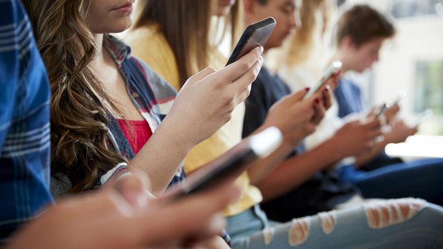 Очаква се през януари да влезе в сила забраната на мобилни телефони в училищата, каза министър Красимир Вълчев