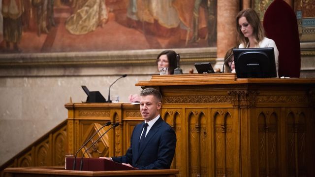 Hétfőn és kedden is felszólal Magyar Péter a parlament rendkívüli ülésén