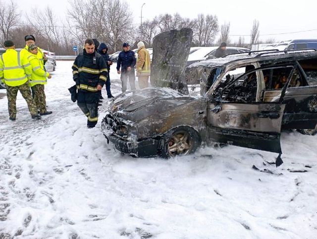O mașină a fost mistuită de flăcări după ce a luat foc în parcarea de serviciu a Aeroportului Chișinău