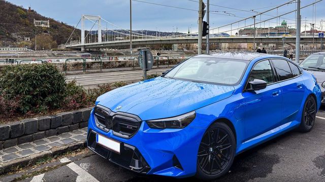 Fontos határidő jár le ma éjfélkor, egymillió autósnak kell igyekeznie