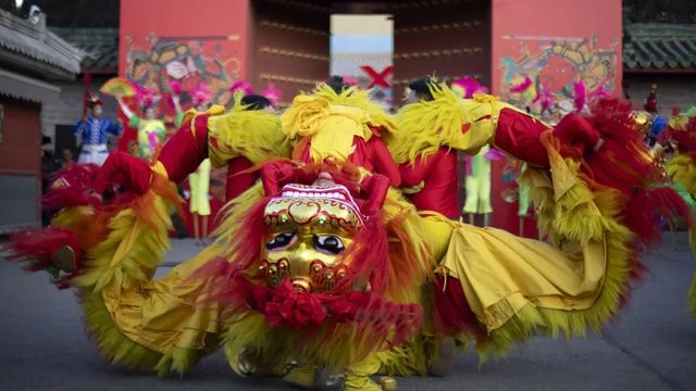 China recibe a lo grande a la serpiente de madera