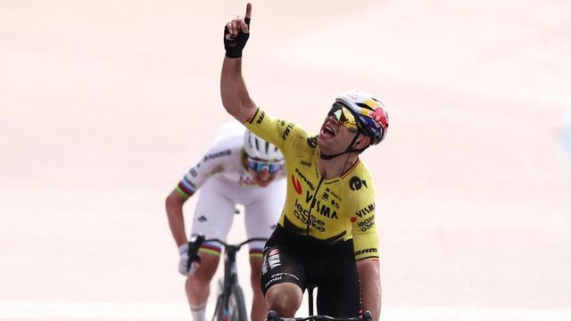 Van Aert batte Pogacar allo sprint e vince una Parigi-Roubaix al cardiopalma