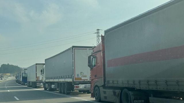 Около 27 км е опашката от товарни автомобили на излизане от страната при „Капитан Андреево“