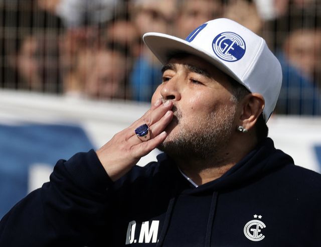 Opt persoane sunt judecate pentru moartea lui Maradona