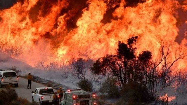 Bulldozers clear abandoned cars amid Los Angeles wildfire evacuations