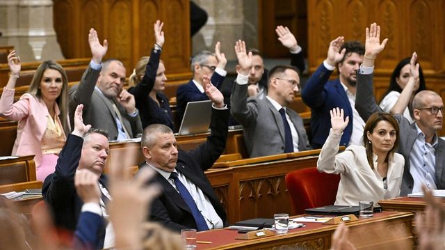 Az elmúlt rendszer titkosszolgálati tevékenységének feltárásáról tárgyal a parlament