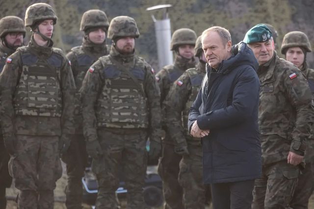 Donald Tusk, vizită la fortificațiile militare construite la granița Poloniei cu Rusia