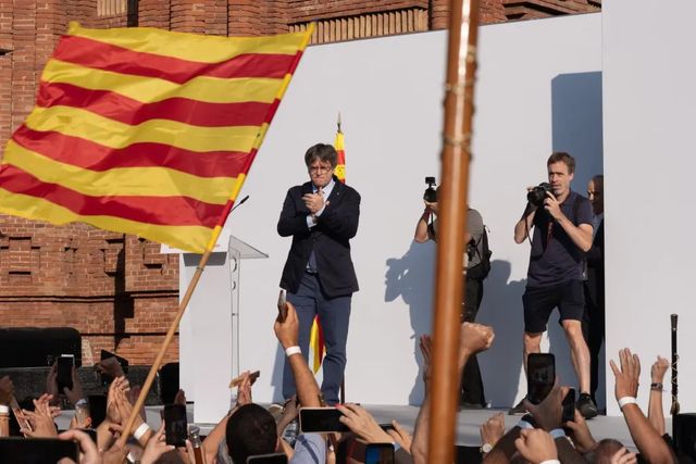 Separatistul Carles Puigdemont, căutat de polițiști, a participat la un miting în Barcelona