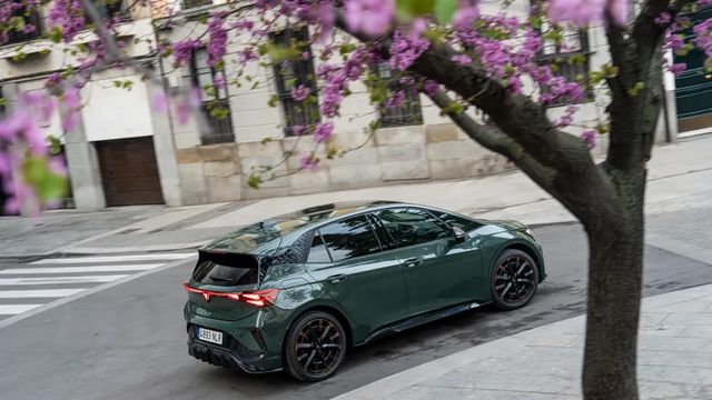 El CUPRA Born VZ rompe límites: 326 CV y sensaciones de competición