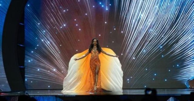 Momentul în care Miss Jamaica pică de pe scenă la Miss Universe