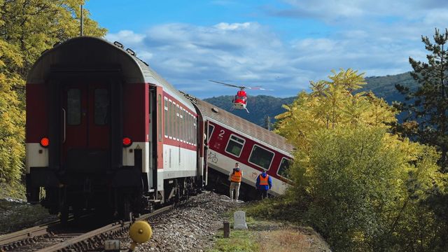 Összeütközött két vonat Szlovákiában, több sérült van