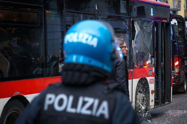 Agguato nella notte a Napoli: 18enne ferito ai Tribunali, è in pericolo di vita