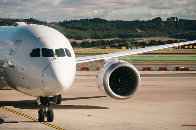 Amsterdam, morto risucchiato dalle pale del motore di un aereo Klm in fase di decollo: terrore all’aeroporto Schiphol